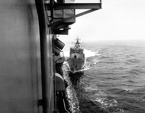 Сторожевик ВМФ СССР "СКР-6" таранит американское судно